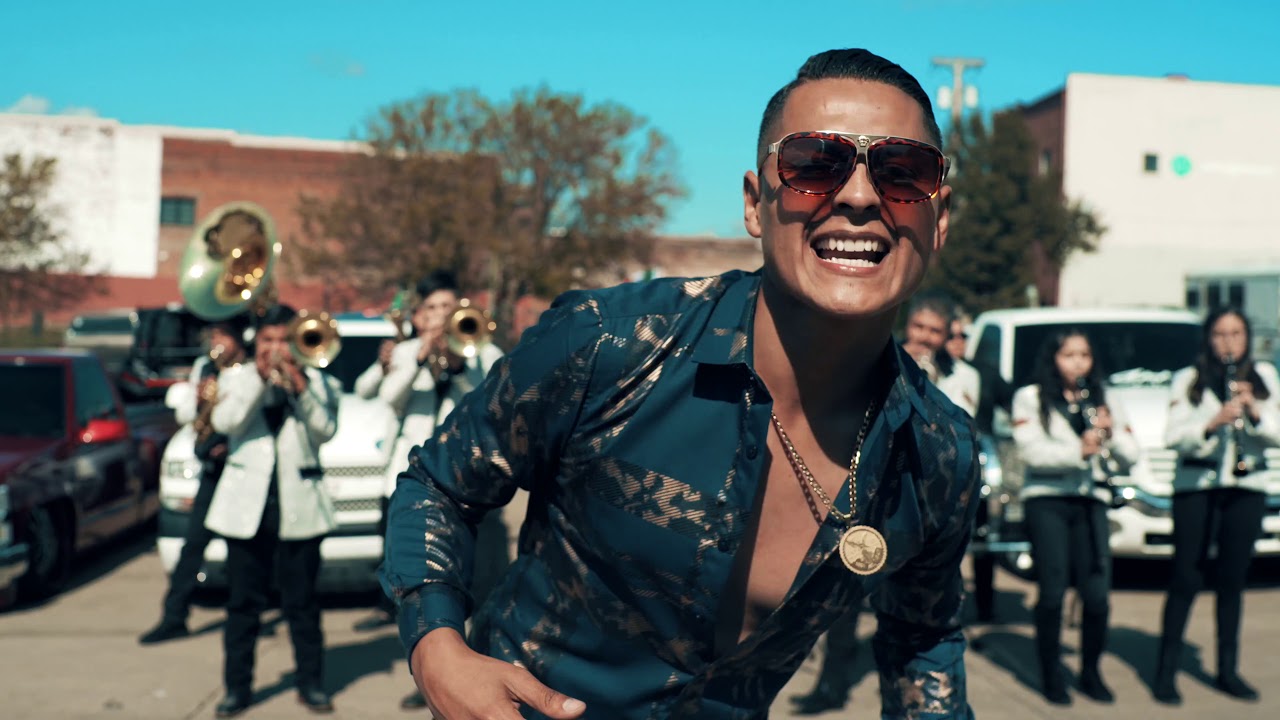 Rosendo Robles con su banda en el video de “Alterado de Corazón”